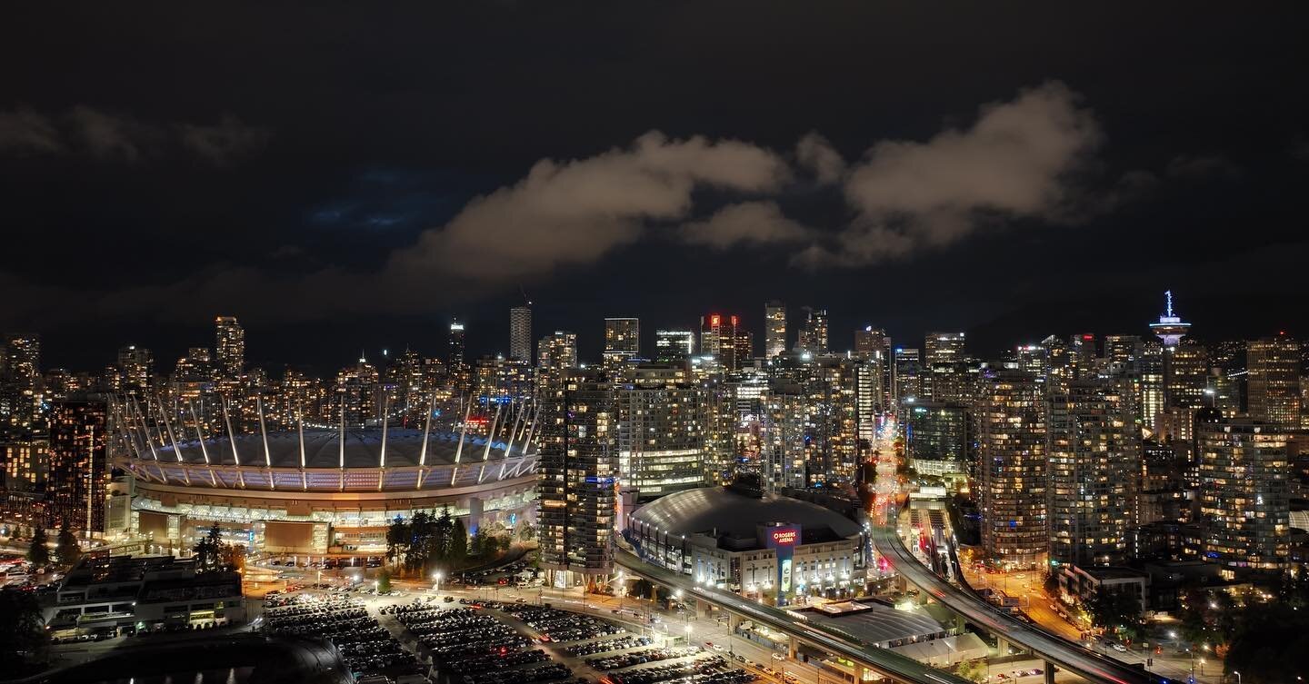 Congratulations to Team World on a dominating win @lavercup.
Vancouver was a treat to film from the air across all 3 days of this truly spectacular event.
.
.
.
#aerialfilming #vancouver #rogersarena #beautifulvancouver #canada #johnmcenroe #teamworl